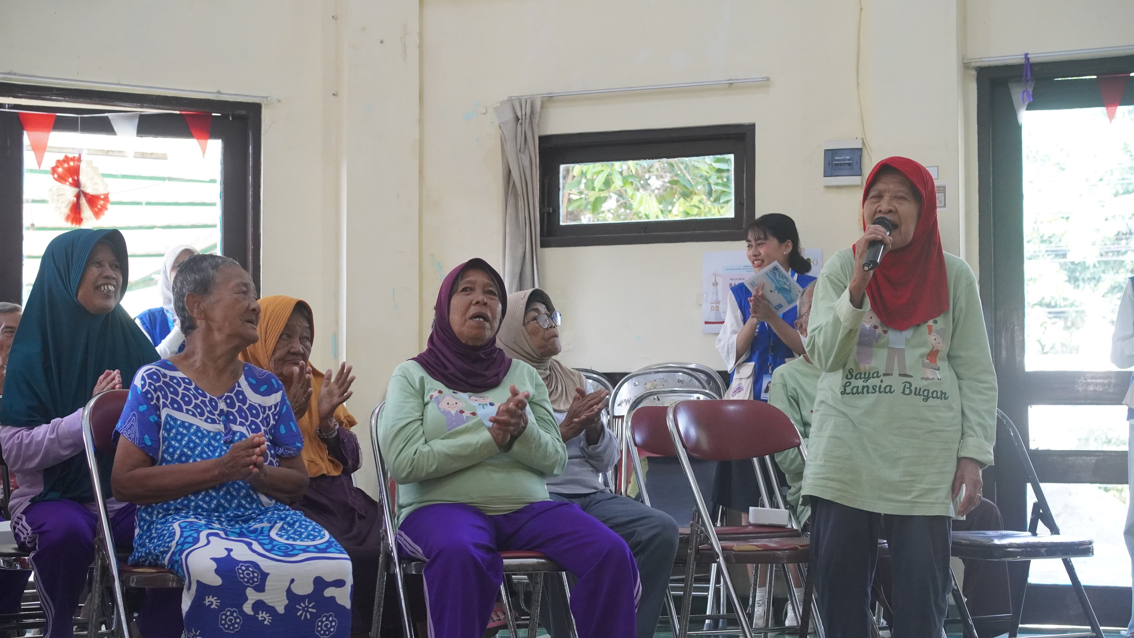 Interaksi dan kebersamaan dengan para lansia