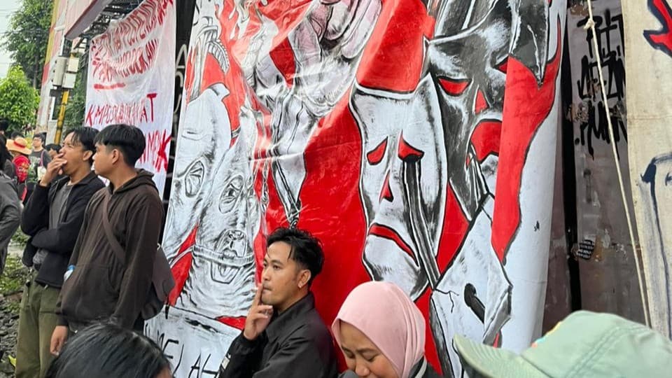 Spanduk dan poster tuntutan di jalanan Gejayan